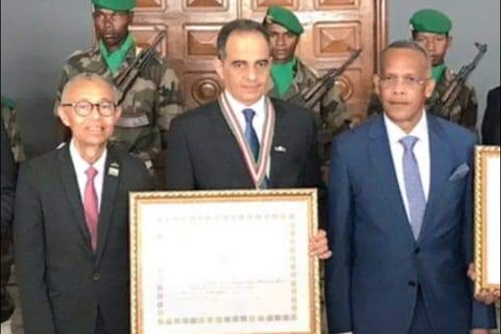 رئيس جمهورية مدغشقر يمنح سفير جمهورية مصر العربية وسام قائد