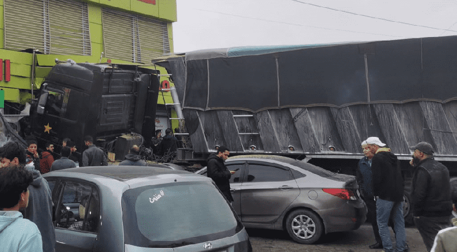 إصابات اثر اصطدام تريلا بمطعم شعبي في أبو علندا