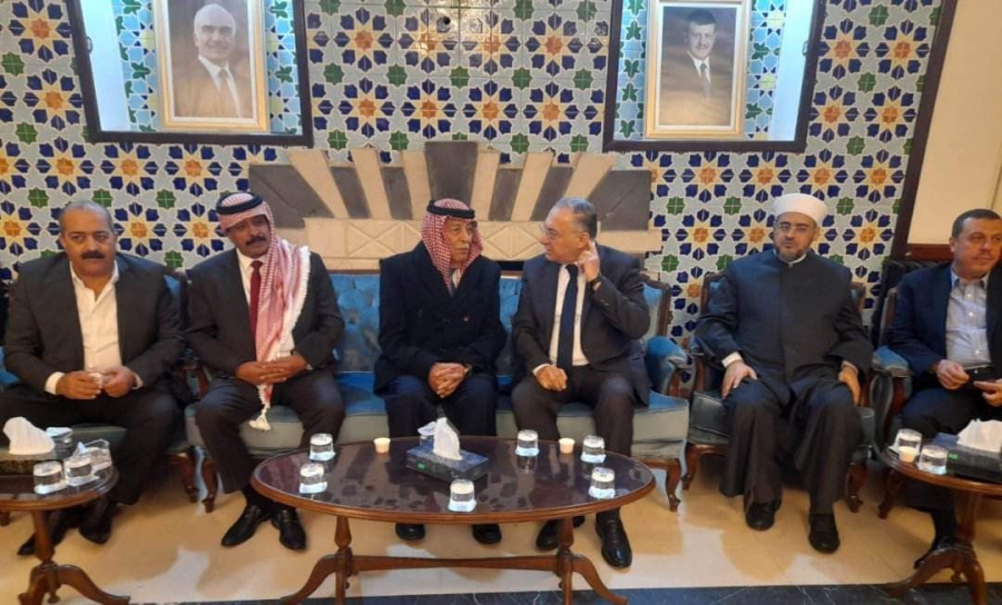 مندوبًا عن الملك.. العيسوي يقدم التعازي بوفاة الحاج علي ابراهيم حجازي ...صور