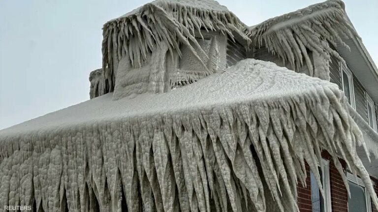 حاكمة نيويورك: العاصفة الثلجية “واحدة من الأسوأ في التاريخ”