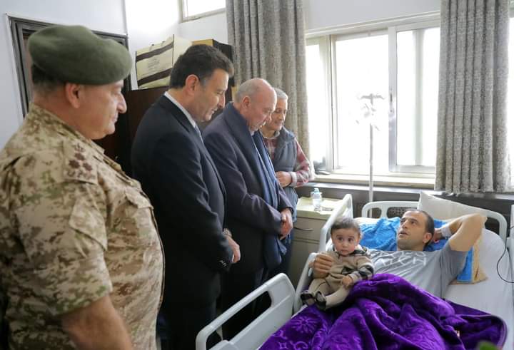 الفايز و الصفدي يطمئنان على مصابي الأمن العام في مدينة الحسين الطبية_صور