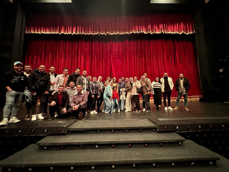 ألتراس كارمن سليمان يحتفل بالكريسماس معها في كواليس عرض مسرحية ياما في الجراب يا حاوي