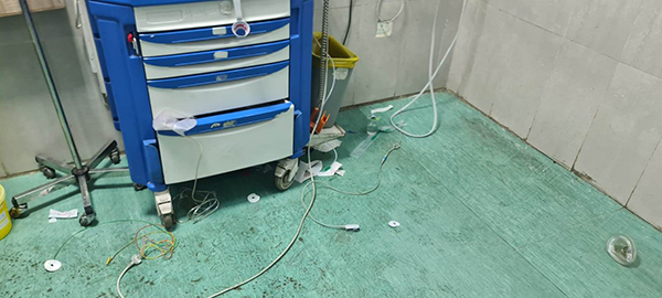 بالصور ..تكسير بمستشفى الزرقاء الحكومي