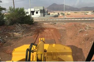 فتح مجاري السيول والأودية التي أغلقت بسبب الأمطار في الديسة