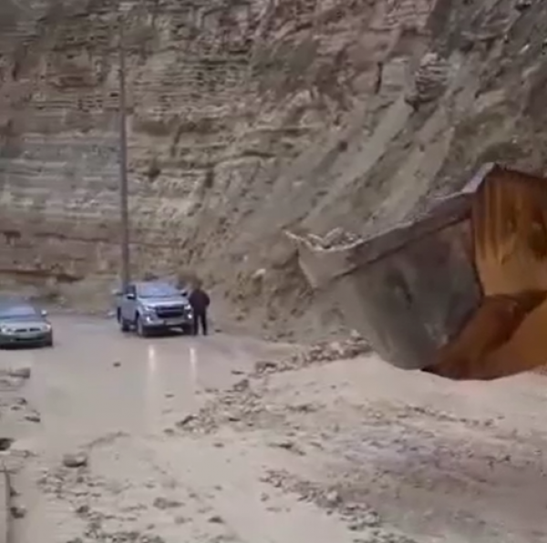 انهيارات ترابية خطيرة على طريق وادي شعيب