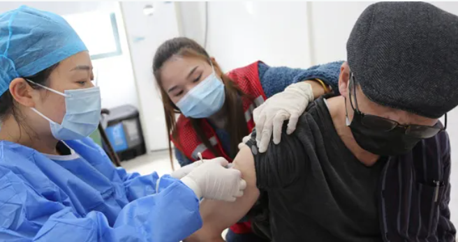 الصين تسابق الزمن لتطعيم المسنين بعد تخليها عن صفر كوفيد