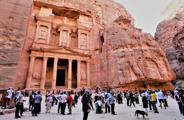 حركة سياحية اعتيادية في البترا
