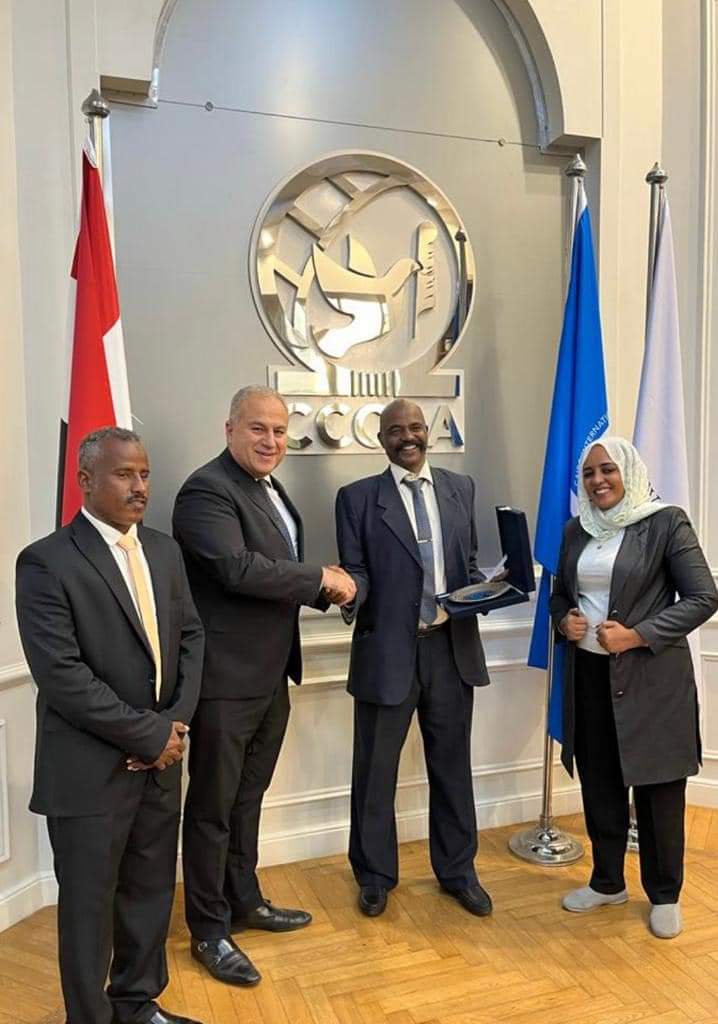 المفوض العام لـنزع السلاح وإعادة الدمج بالسودان يزور مركز القاهرة