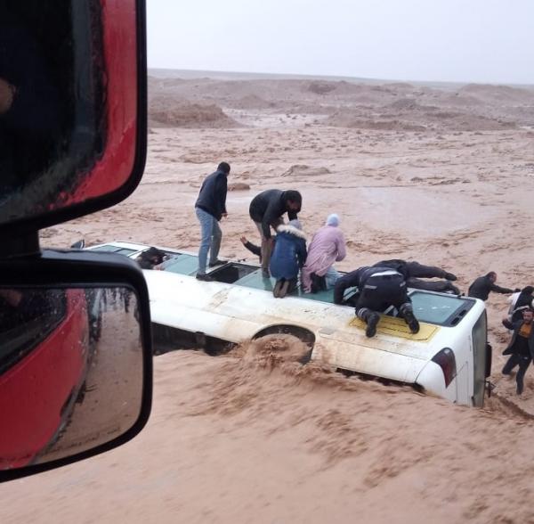 3 إصابات إثر انقلاب حافلة ركاب على الطريق الواصل بين جامعة الحسين بن طلال ووادي موسى