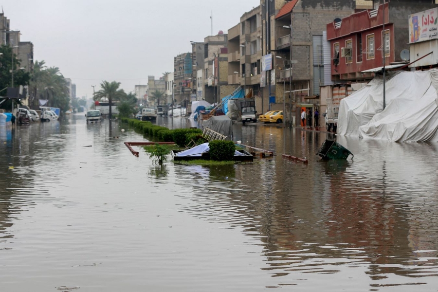 الفيضانات تغرق شوارع بغداد وقطاع غزة