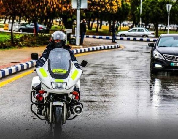 اصابتان بتصادم مركبتين في صويلح