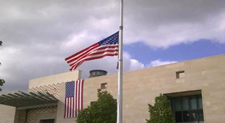 السفارة الأمريكية تبقي على حظر التنقل ليلاً على رعاياها