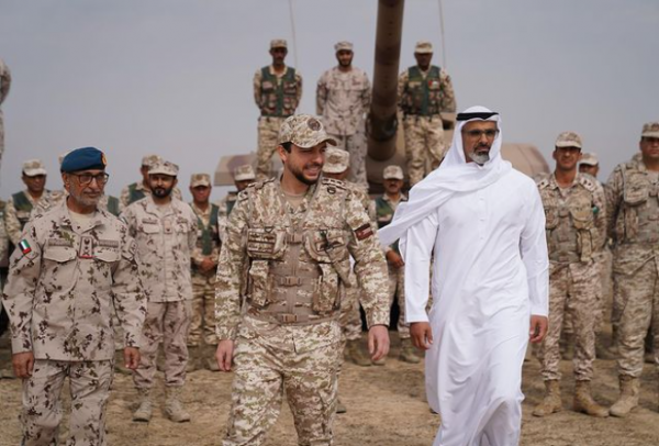 ولي العهد ينشر صورة خلال حضوره تمرينا عسكريا أردنيا إماراتيا مشتركا