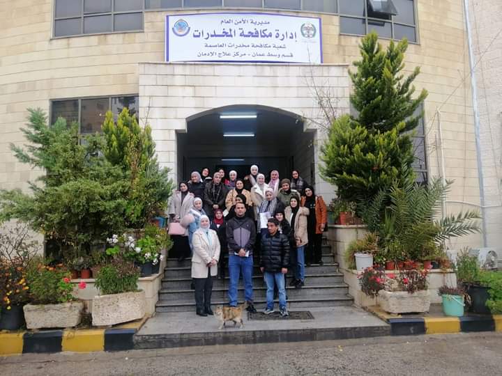 وفد من طلبة الجامعة الاردنية يزور مركز علاج المدمنين
