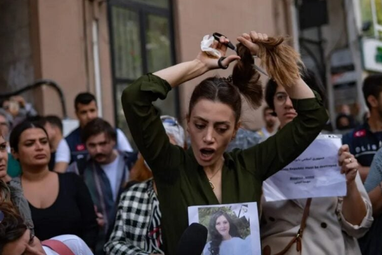 إيطاليا تستدعي السفير الإيراني : قمع تظاهرات النساء غير مقبول