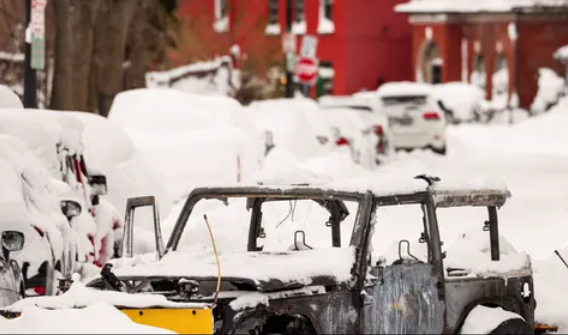 مدينة بافالو الأميركية تحاول التعافي من عاصفة ثلجية قاسية