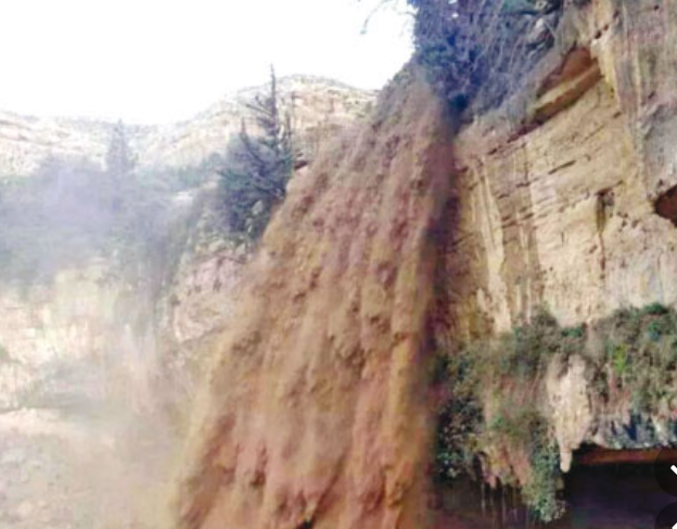 شلالة العرش في بصيرا تستعيد هديرها بفعل أمطار الخير