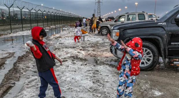 سقوط نادر للبرد في الكويت مع انخفاض درجات الحرارة