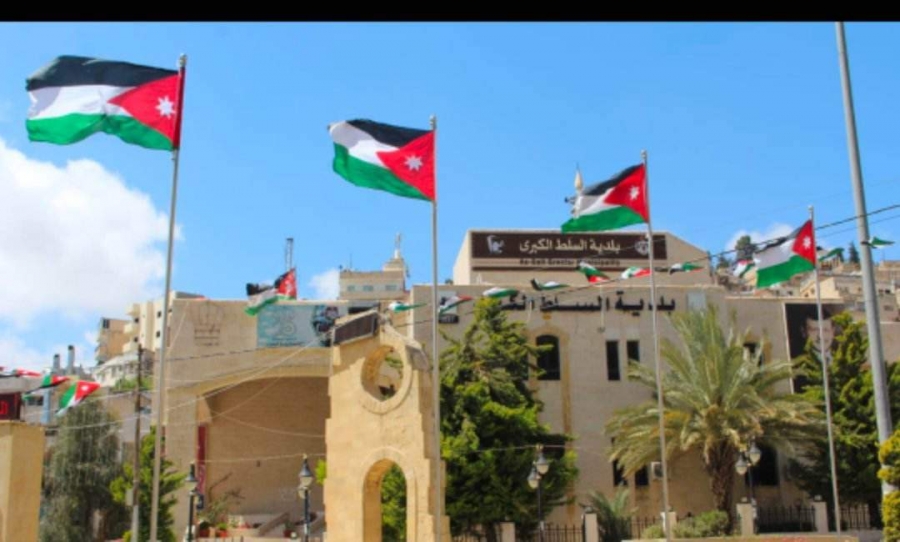 بلدية السلط الكبرى تعمل على إنارة مقبرة أم خروبة ب 84 عامود