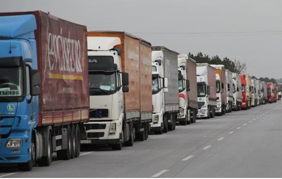 الأردن ومصر يتفقان على استمرار آلية دخول الشاحنات