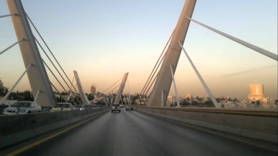 رجال أمن يحاولون منع مواطن من القاء نفسه من أعلى جسر عبدون