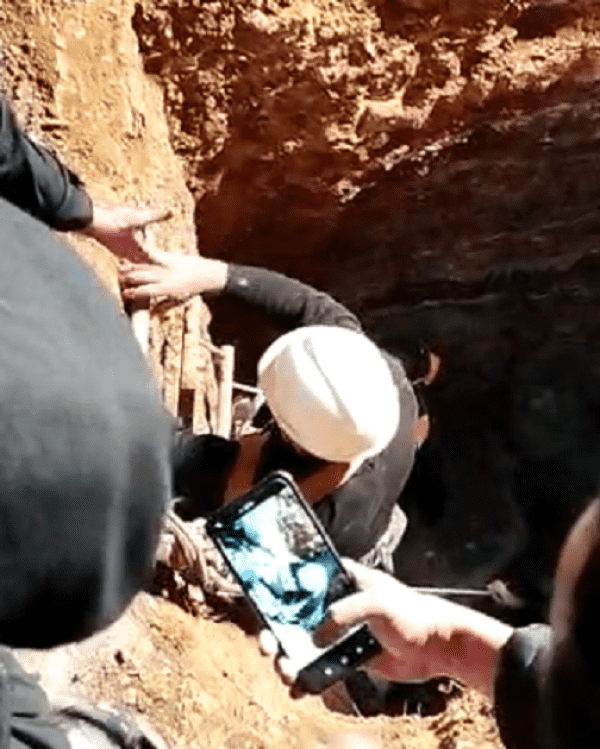 انقاذ شخصين سقطا بحفرة عمقها 30 متراً بالبلقاء_فيديو
