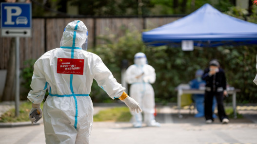 العالم مشتّت في مواجهة رفع القيود الصحية في الصين