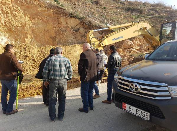 بلدية الوسطية تباشر بتنفيذ مشروع شبكة تصريف مياه الأمطار