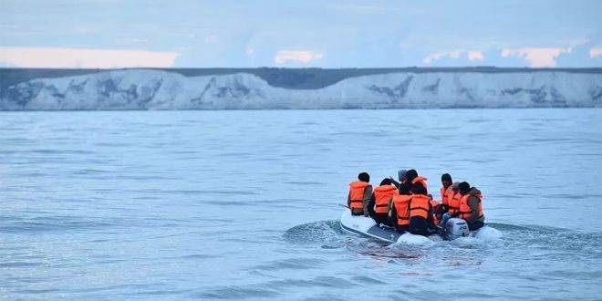 عدد اللاجئين إلى بريطانيا عبر المانش يسجل رقماً قياسياً خلال العام 2022