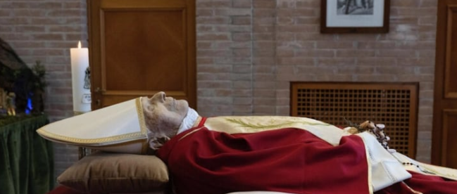 جثمان البابا بنديكتوس يسجى في كاتدرائية القديس بطرس