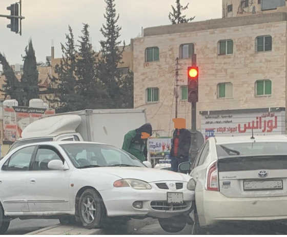 تعطل المرور جراء تصادم مركبتين عند دفاع مدني أم نوارة