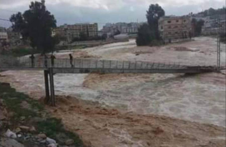 كوادر مديرية شرطة البادية الجنوبية تنقذ شخصاً حاصرته السيول في منطقة باير