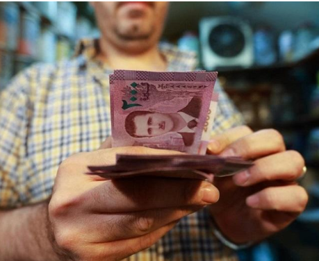 انهيار جديد.. سوريا تخفض سعر الصرف الرسمي لليرة