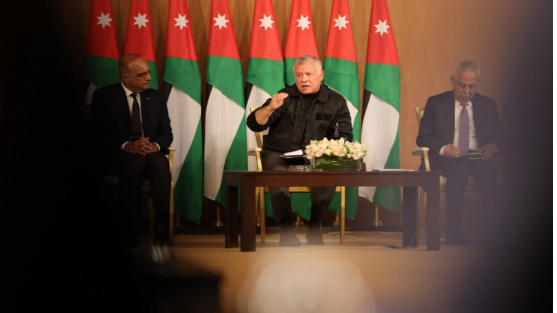 الملك: مشروعات كبيرة ستقام في العقبة