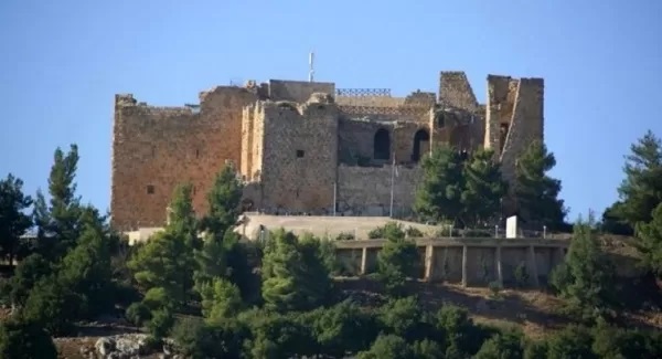 سائح أجنبي يشوه قلعة عجلون والسياحة ترد