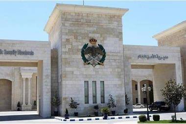 الأمن: قطع الطريق الصحراوي ومنع الحركة بالاتجاهين عند منطقة الزملية نتيجة السيول