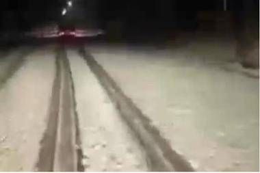 البرد يكسو العقبة باللون الأبيض