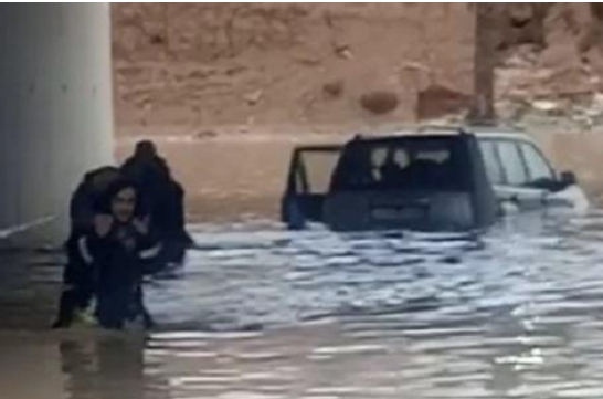 شاهد عملية انقاذ سيدة من السيول بالأردن
