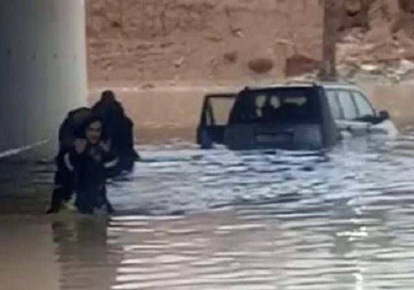 اخلاء عائلة علقت مركبتهم بتجمع مائي في الباسلية