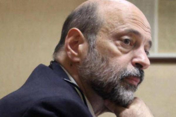 الرزاز يعود البخيت في منزله