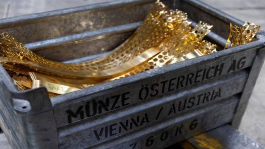 الذهب يرتفع مع هبوط الدولار قبيل بيانات الوظائف الأميركية