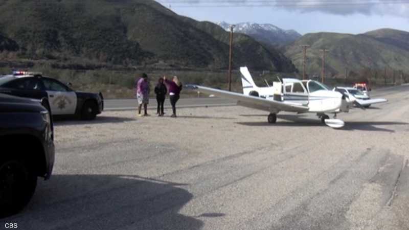 على طريق سريع.. شجاعة طيار تنقذ عائلة في هبوط اضطراري