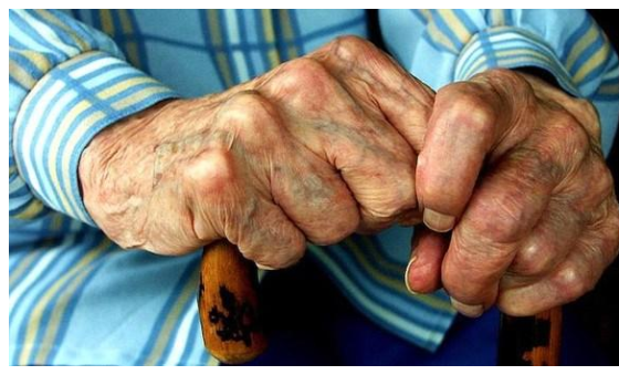 سبعينية تربي طفلين تناشد أهل الخير لسداد إيجار منزلها