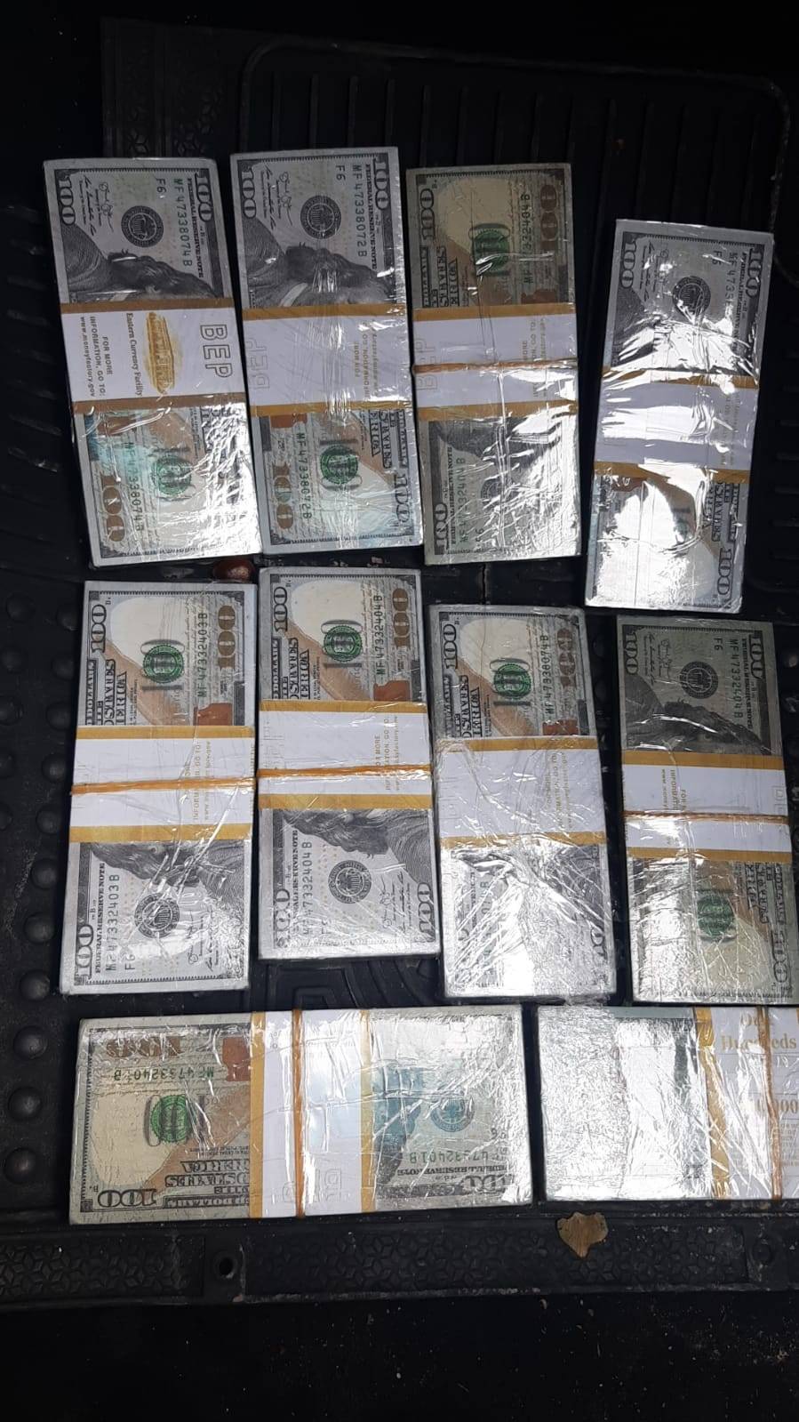 البحث الجنائي يلقي القبض على شخص بحوزته 200 ألف دولار مزورة