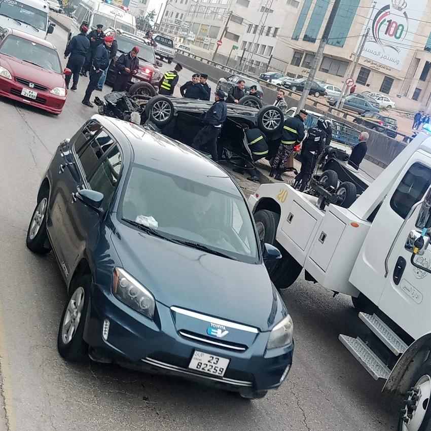 إصابة سائق بتدهور مركبة داخل نفق صويلح