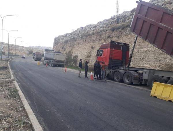 بالصور...الأشغال تباشر أعمال إعادة تأهيل الخلطة الاسفلتية لطريق ياجوز