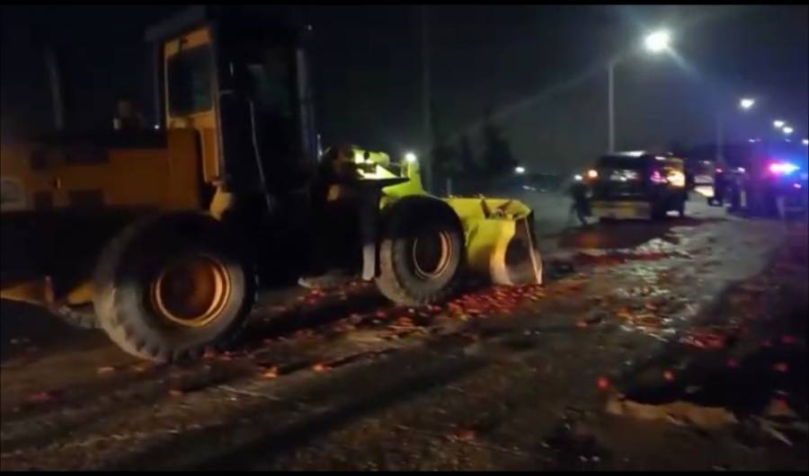 الأشغال تتعامل مع المخلفات الناتجة عن تدهور شاحنة على طريق العدسية