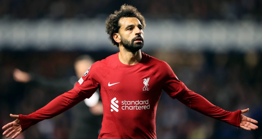 ما علاقة محمد صلاح بنقل كاتب بريطاني إلى المستشفى؟