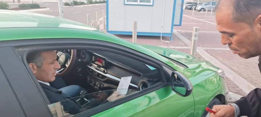 الفايز حينما وصل المطار أستقل مركبة  نقل عمومي  التكسي الأخضر