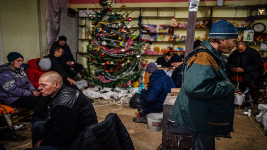 أوكرانيون وروس يحتفلون بعيد الميلاد على وقع استمرار المعارك